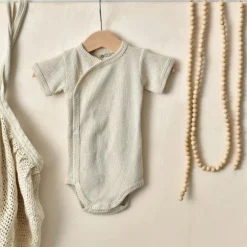 De Lodger Ciumbelle Overslagromper Cloud Dancer Mt. 62 is een praktisch rompertje voor pasgeboren baby's door de handige overslag. ✓Laagste Prijsgarantie