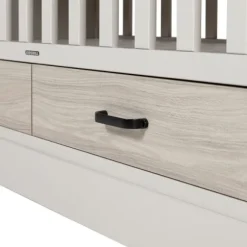 Kidsmill Newport Babykamer Incl. Zwarte Grepen - Oatmeal / Eiken | Ledikant 60 x 120 cm + Commode