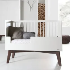Kidsmill Sixties Babybed Wit Mat / Walnoot 70 x 140 cm